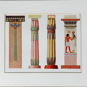 Puede incluir: Cuatro estilos diferentes de columnas egipcias, cada una con detalles intrincados y colores vibrantes. Las columnas están decoradas con jeroglíficos, flores de loto y patrones geométricos.