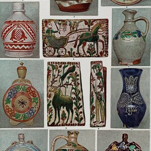 Puede incluir: Una colección de 11 jarras, botellas y platos de cerámica pintados a mano con diversos diseños florales, geométricos y de animales. Las piezas están decoradas con colores vibrantes, incluyendo azul, verde, rojo y amarillo.