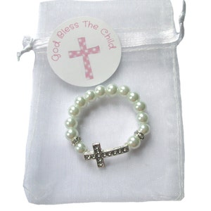 Pulsera elástica con cruz de cristal y perlas para primera comunión y bautismo infantil. Incluye bolsa de organza y tarjeta de regalo. 3 colores, 3 tamaños: 11,5 cm, 13 cm y 15 cm.
