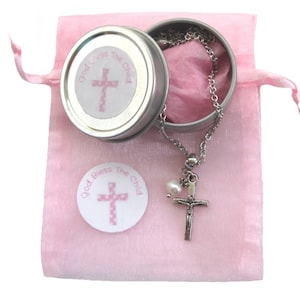 Collares con dije de cruz y crucifijo para bautismo de primera comunión para niños, tarjeta y bolsa de regalo de lata plateada