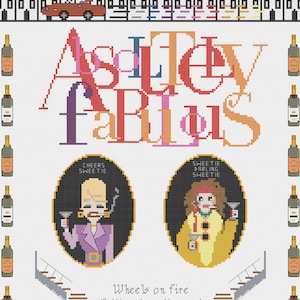 Può includere: Un'opera d'arte a punto croce incorniciata in oro con le parole "Absolutely Fabulous" in lettere colorate. L'opera include due ritratti di personaggi, bottiglie di vino e il testo "Wheels on fire". L'URL del negozio Etsy è visibile.