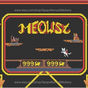 Puede incluir: Un patrón de punto de cruz pixelado de un videojuego retro llamado "MEOWSE" con un gato blanco con un cohete a reacción saltando sobre una plataforma. El juego tiene una puntuación de 9999.