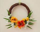 Couronne de fleurs blanches et Couronne orange, à l'extérieur au printemps, de décorer avec des fleurs, ponctuels, décoration florale de printemps