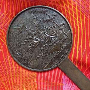 Antiker japanischer Bronzespiegel Kagami signierter Handspiegel Bird & Blossom Design Geisha Accessoire Edo-Periode Kosmetikspiegel