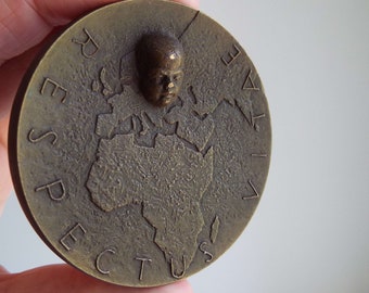 Vintage 1982 Terho Sakki Finland Bronze Art Paperweight Sculpture Medal Niilo Hallman Paediatrician Respectus Vitae Medical Science Research