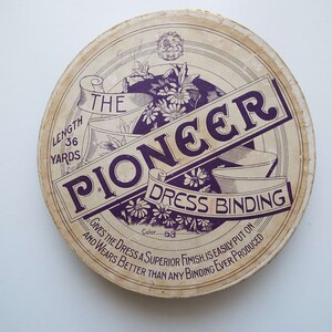 Vintage Bindung Antik Die Pionierin Kleid Bindung Auf Original-Shop Karte Dunkel Blau Bindung Kurzwaren Nähen Handwerk Schaufenster Werbung