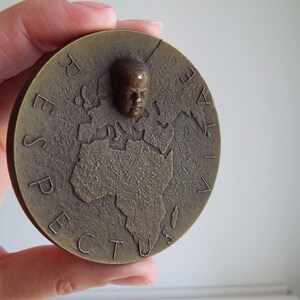 Vintage 1982 Terho Sakki Finlandia Bronzo Art Paperweight Sculpture Medal Niilo Hallman Pediatra Respectus Vitae Medical Science Research