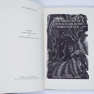 Puede incluir: Un libro abierto con el t&iacute;tulo "The Adventures of the Black Girl in Her Search for God". La ilustraci&oacute;n de la portada es un dibujo en blanco y negro de una mujer en un entorno selv&aacute;tico. La p&aacute;gina izquierda contiene informaci&oacute;n de copyright.