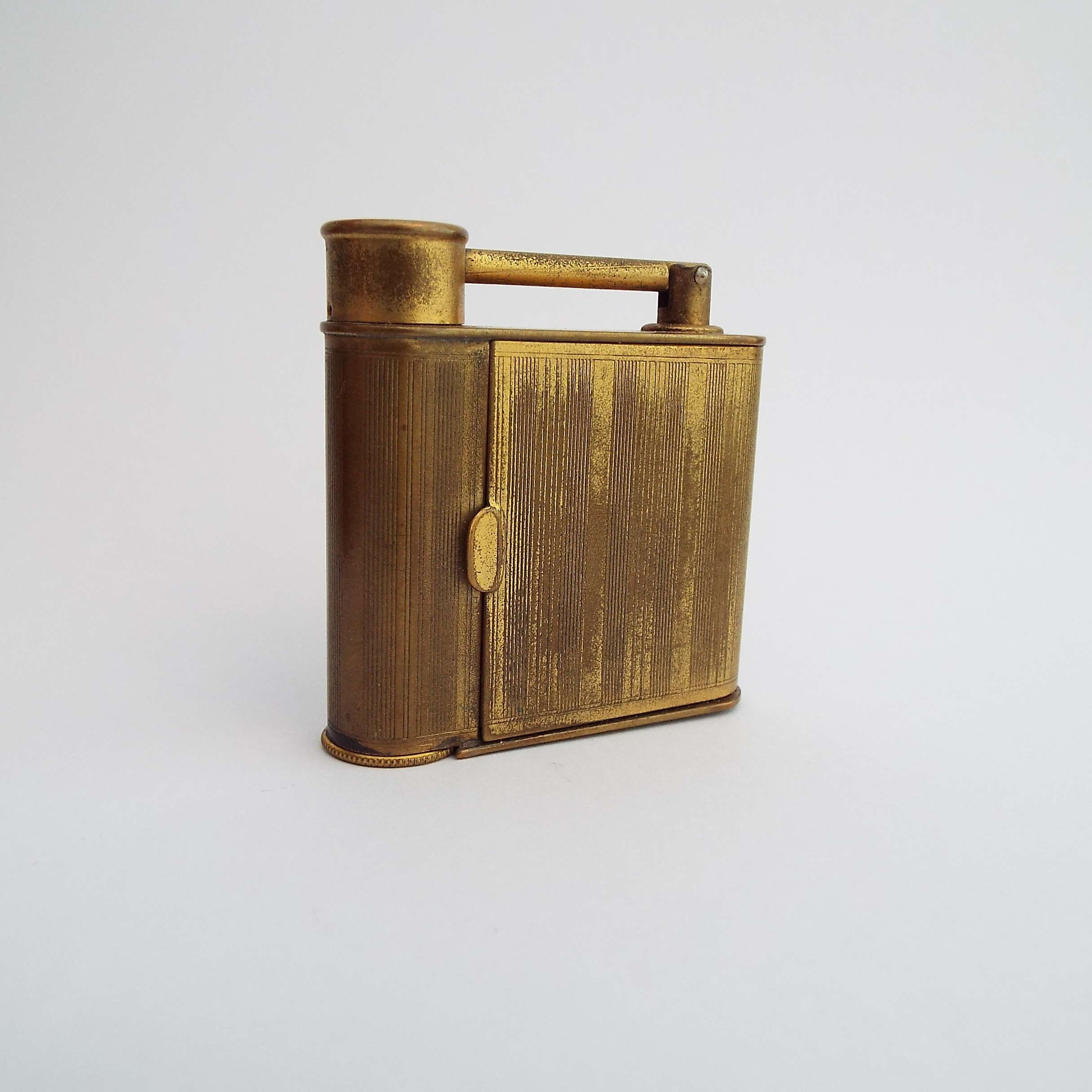 A 1930s 9ct gold lipstick case. Of cylindrical form, with geometric border  and grooved detail. Hallm for sale at auction from 10th December to 10th  December