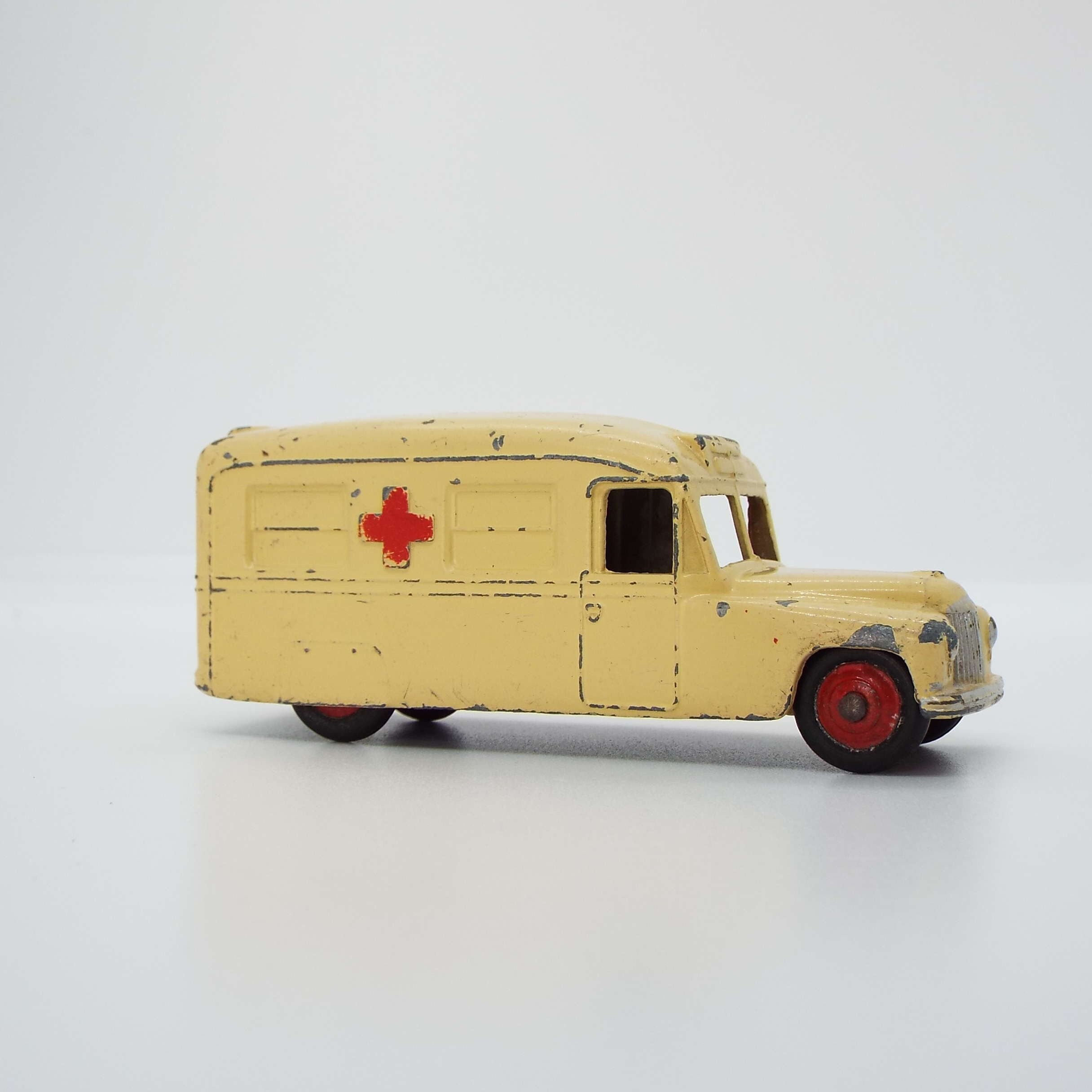 【ヴィンテージ】■ ディンキー ミリタリー 軍用救急車 イギリス製 1/48 イギリス 2トン 4×2 野戦救急車: スケールモデル｜TAMIYA