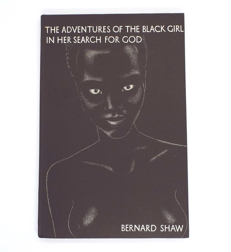 Puede incluir: Portada de libro con fondo oscuro e ilustraci&oacute;n estilizada de un rostro femenino. El t&iacute;tulo reza "THE ADVENTURES OF THE BLACK GIRL IN HER SEARCH FOR GOD" y el autor es Bernard Shaw.