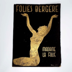 以下が含まれることがあります： FOLIES BERGEREおよびMADAME LA FOLIEと書かれた金色のメタリックな文字が特徴の長方形の黒いポスター。中央のグラフィックは、腕を上に上げた状態で膝をついている人物の金色のシルエットで、質感のある使い古された仕上げが施されています。