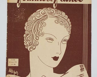 Op de afbeelding: Een vintage tijdschriftcover met een vrouw met een kort, krullend kapsel. De omslag is bruin met witte lijnen en de tekst "femme de france" in een gestileerd lettertype. Het tijdschrift is gedateerd 28 augustus 1932.