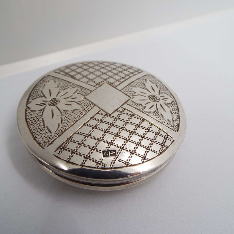 Vintage Egyptian Silver Powder Compact Flowers Floral Pattern Vanity Storage Make-Up image 7