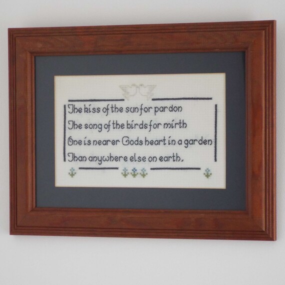 Broderie à La Main Vintage Crewel - Jardin De Fleurs Avec Poème De Dorothy Gurney - Cadre Inclus