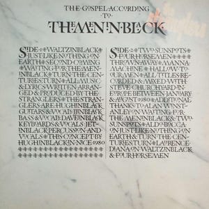 Może przedstawiać: Czarno-biała okładka albumu winylowego z tytułem "The Men In Black: The Gospel According To..." Okładka albumu przedstawia marmurowe tło z czarnym tekstem opisującym zawartość albumu, w tym tytuły utworów, muzyków i szczegóły produkcji.