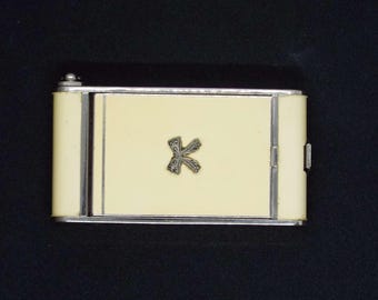 Portafotocamera vintage Art Déco con portacipria, rossetto e portasigarette in marcasite a forma di fiocco.