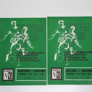 Puede incluir: Dos programas de partidos de fútbol vintage verdes de la Copa de Europa. Presentan una ilustración blanca de dos futbolistas. Uno es para Escocia contra Inglaterra, el otro para Holanda contra Inglaterra.
