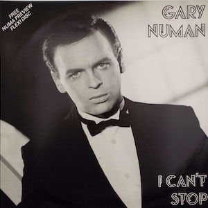 Könnte beinhalten: Schwarz-weiß Albumcover mit Gary Numan im Smoking und Fliege. Der Text "GARY NUMAN" steht oben und "I CAN'T STOP" unten. Ein kleiner Text lautet "FREE NUMA PREVIEW FLEXI DISC".