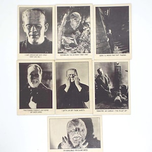 Pode incluir: Uma coleção de cromos vintage em preto e branco com imagens de monstros de filmes clássicos. Cada cromo tem uma imagem diferente e uma legenda humorística. Os cromos estão dispostos sobre uma superfície branca.