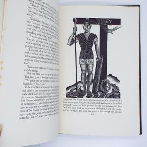 Puede incluir: Ilustraci&oacute;n en blanco y negro de un soldado romano con lanza y escudo, frente a una cruz con las letras SPQR. La imagen es de un libro, con texto visible en las p&aacute;ginas circundantes.