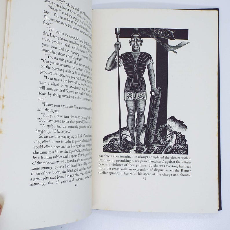 Puede incluir: Ilustraci&oacute;n en blanco y negro de un soldado romano con lanza y escudo, frente a una cruz con las letras SPQR. La imagen es de un libro, con texto visible en las p&aacute;ginas circundantes.