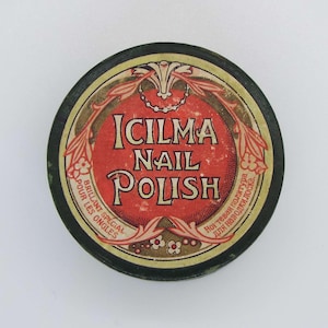 Pode incluir: Uma lata redonda verde e dourada com um rótulo vermelho e branco que diz "ICILMA NAIL POLISH". O rótulo também inclui o texto "BRILLIANT SPECIAL POUR LES ONGLES" e "НОГТЕВАЯ ПОМАДА ДЛЯ НЕВРОЛИЧЕСКИХ".