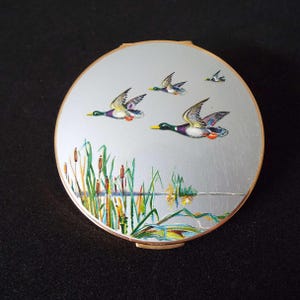 Vintage Stratton Powder Compact 1950&#39;s 1960&#39;s Powder Compact Birds Ducks Mallards Pond River Scene
