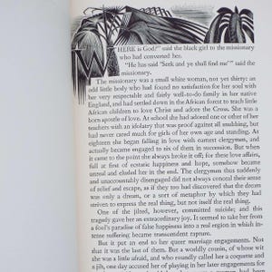 Puede incluir: P&aacute;gina de un libro abierto con texto e ilustraci&oacute;n. El texto comienza con una cita, "HERE is God?" y contin&uacute;a con una narrativa sobre una misionera y una ni&ntilde;a negra. La ilustraci&oacute;n presenta una gran "W" y un dibujo de una persona.