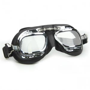 Könnte beinhalten: Schwarze Leder-Fliegerbrille mit verchromten Metallrahmen und klaren Gläsern. Die Brille hat ein Band, das um den Kopf geht.