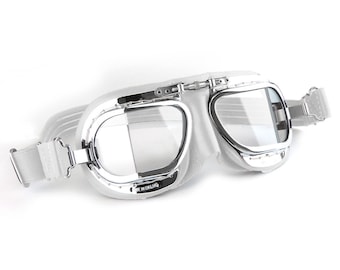 Puede incluir: Gafas de aviador de cuero blanco con marco cromado y lentes transparentes. Las gafas tienen una correa que se ajusta alrededor de la cabeza. El texto "MADE IN ENGLAND" está impreso en el marco.