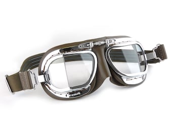 Puede incluir: Gafas de aviador de cuero marrón con marco cromado y lentes transparentes. Las gafas tienen una correa y el texto "Made in England" está impreso en el marco.