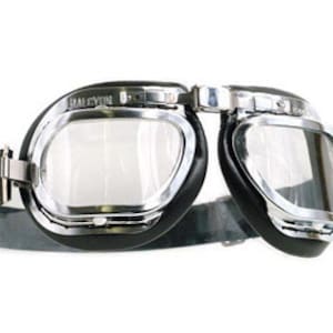 Könnte beinhalten: Silberne Fliegerbrille mit schwarzem Lederband und klaren Gläsern.