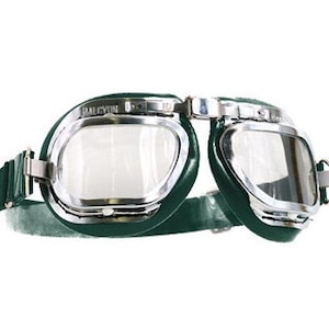 Könnte beinhalten: Grüne Leder-Fliegerbrille mit klarem Glas und silbernem Metallrahmen.