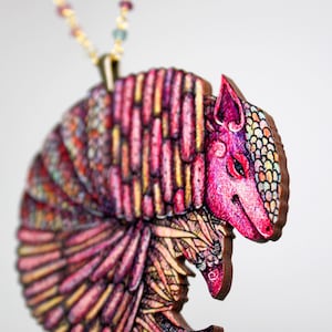 GÜRTEL NACH VIER  ++ Große Kette Anhänger Schmuck buntes Gürteltier Armadillo Illustration Lasercut Geschenk vintage
