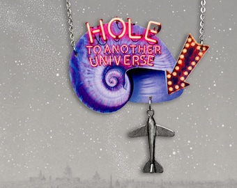 OTRO UNIVERSO ++ Collar con motivo vintage collage surrealista regalo contemporáneo concha avión agujero de gusano espacial neón signo neón neón