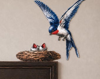 Figura para marco de puerta / Adorno para puerta: pequeña golondrina con nido, decoración de madera de dos piezas.