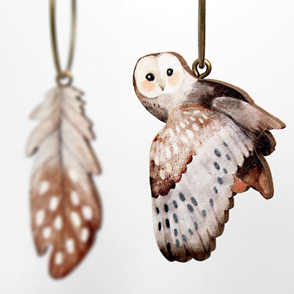 UP UP & AWAY ++ Boucles d'oreilles asymétriques créoles hibou plume effraie des clochers oiseau fan cadeau pendentif bijoux collage bois découpé au laser