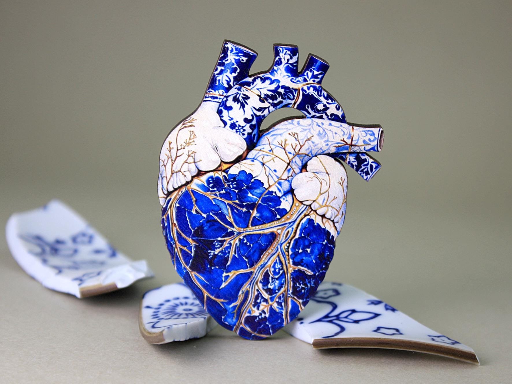 BROKEN BEAUTY ++ Big Wooden Surreal Kintsugi Anatomical Heart Gold