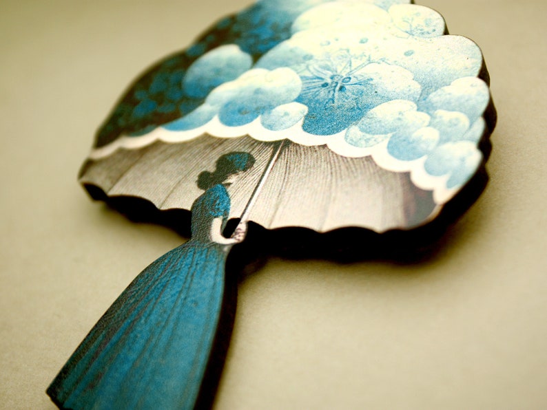 UNDER MY... Brosche Anstecker Pin Flapper 20er 30er Frau Lady Regenschirm Wolken surreal art deco viktorianisch Schmuck vintage Holz Bild 2