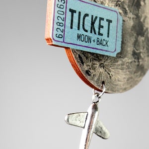 MOON & BACK ++ Kette mit vintage-Motiv Mond Vollmond Flugzeug Ticket zurück Anhänger Schmuck surreal Kollage zeitgenössisch