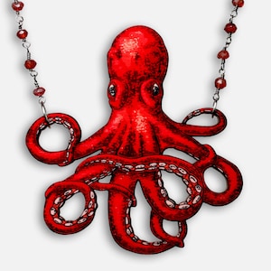Könnte beinhalten: Eine rote Kraken-Anhänger-Halskette mit einer silbernen Kette und roten Perlen. Der Krake hat acht Tentakel und ist in einem detaillierten, realistischen Stil dargestellt.