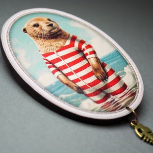 BEACH BOY Große Brosche Anstecker Pin vintage surreal Collage Geschenk Otter Strand Fischotter Fisch Fischgräte Bild 1