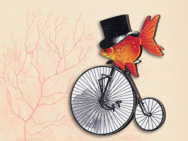 AND I RIDE Broche Pin Poisson Mer Vacances Poisson rouge Cylindre Pendentif Penny Farthing Nostalgie Déclaration drôle Steampunk Maritime image 1