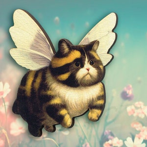 Może przedstawiać: Fantazyjna ilustracja kota z skrzydłami, przypominającego pszczołę. Kot ma czarne, żółte i białe futro i jest przedstawiony na rozmytym tle różowych i białych kwiatów.