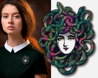 BAD HAIR DAY  ++ Brosche Anstecker Pin Medusa Frau Schlangen Schlangenhaare Schlangenfrau Göttin Mythologie Schmuck Geschenk Lasercut