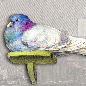 Może przedstawiać: Niebieski i fioletowy gołąb siedzący na zielonym drewnianym podwyższeniu. Gołąb ma białe pióra na piersi i skrzydłach.