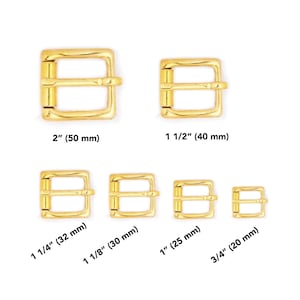 Op de afbeelding: Een set van zes messingkleurige metalen riemgespen in verschillende maten, variërend van 20 mm tot 50 mm. De gespen zijn allemaal rechthoekig met een ontwerp met dubbele punt.