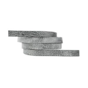 Puede incluir: Una pila de cinco posavasos rectangulares de piedra gris. Los posavasos están dispuestos en espiral, cada uno ligeramente desplazado del inferior. La piedra tiene una textura moteada y un aspecto natural.