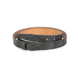 Pode incluir: Um cinto verde escuro com um padrão de pele de cobra. O cinto é feito de um material texturizado e tem uma fivela prateada. O interior do cinto é de cor castanho claro.